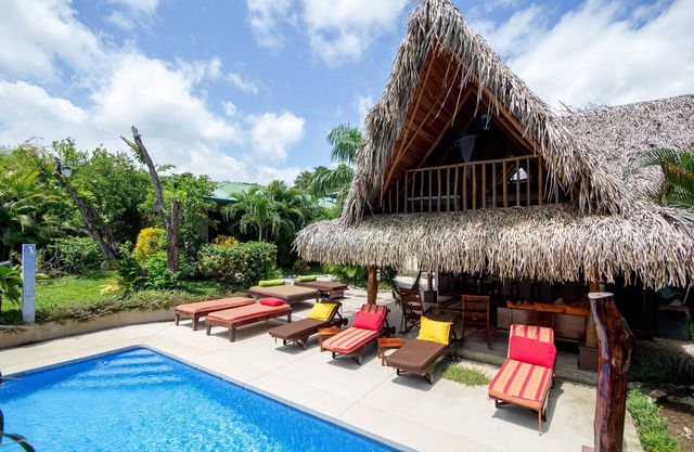 Impresionante y totalmente equipado Beach Pad - 5 BR Suites, piscina y 4 minutos a pie de playa