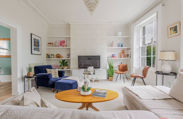 Stunning Townhouse & Basement in Leamington Spa