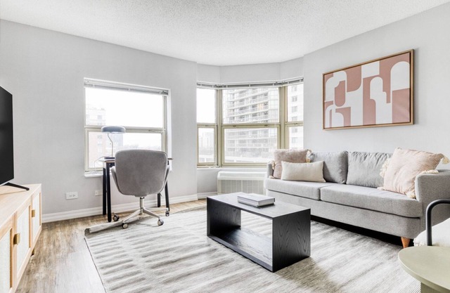 Stunning Gold Coast 1BR w/ Gym & Lounge, 1 block from L, by Blueground
