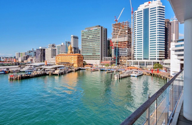 Stunning Harbour & City View Studio