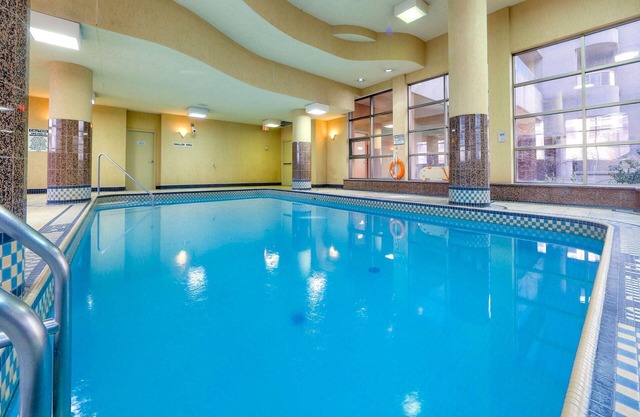 STUNNING High Floor Bay St Condo w BIG Balcony / Terrace (Sleeps 4) Pet Friendly