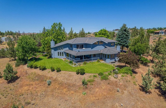Stunning Hillside Retreat w/ Panoramic Views, Pet Friendly, Pool Table, Huge Deck, 1 Mile 2 Downtown