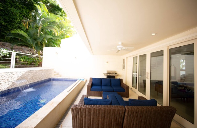 Hillside Villa ~ Limegrove, St. James ~ ¡Vida de lujo! Piscina privada ~ cerca de la playa