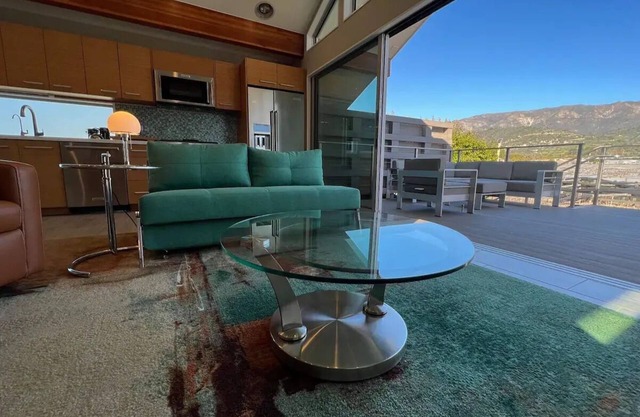 Stunning Hillview Suite near the beach