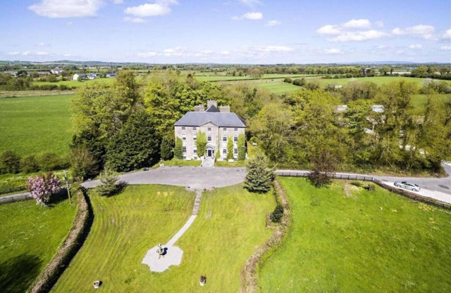 Stunning historic manor house with WiFi near charming Nenagh