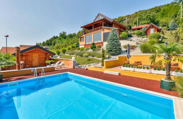 Impresionante casa en Novi Marof con.