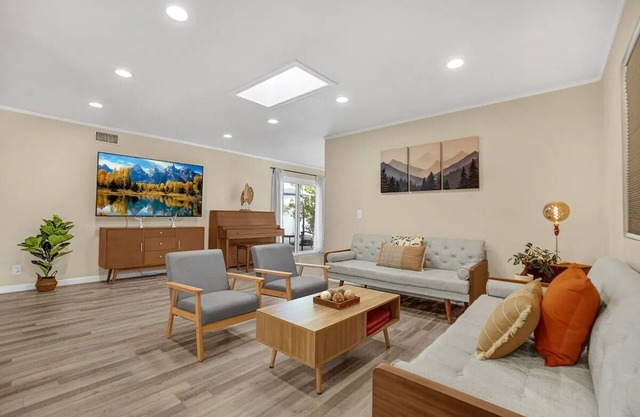 Stunning Home · LA Main Attractions + Disneyland!