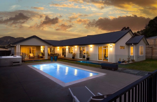 Stunning Home * Open Plan * Swimming & Spa Pool * Quiet Location n