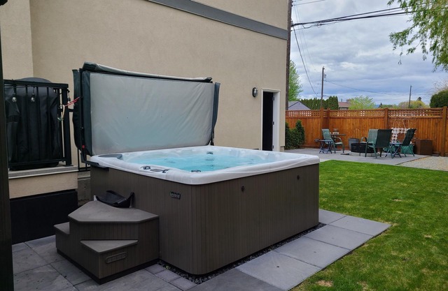 STUNNING HOME STEPS TO THE BEACH AND WINERIES w/Hot tub/fire pit