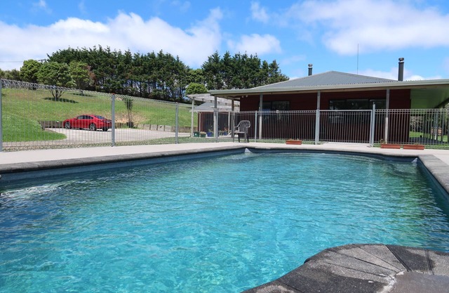 Impresionante casa para unas vacaciones relajantes con piscina en Helensville