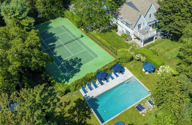 Stunning House: Tenis y piscina en la sección de Southampton Estate