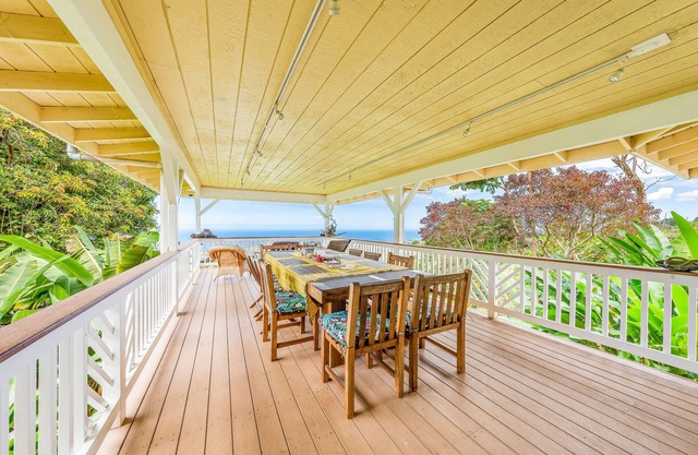 Stunning island home on coffee farm with private hot tub & decks -near the beach