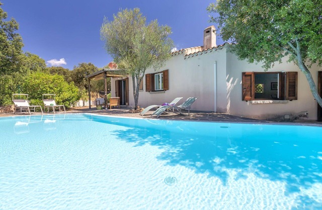 Stunning private villa for 5 guests with WIFI, A/C, private pool, TV, patio and parking