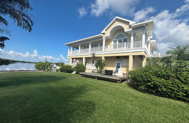 Impresionante casa frente al mar estilo Key West con vistas excepcionales