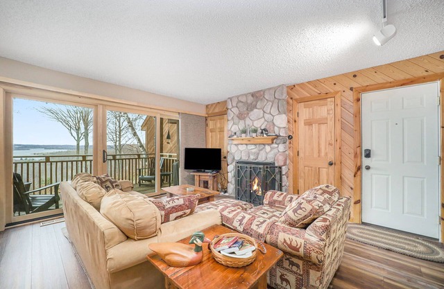 Stunning Lake Bellaire Views! 2 Bedroom Condo in Summit Village