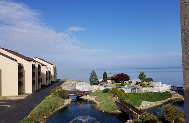 Impresionante condominio frente al lago con piscina Jacuzzi Cancha de tenis completamente renovada