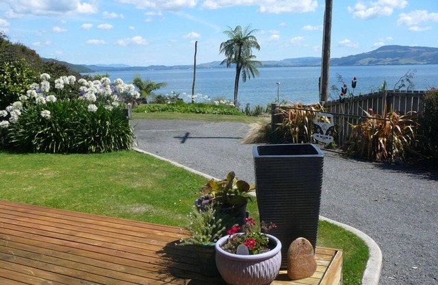 Impresionantes vistas frente al lago con jardín privado