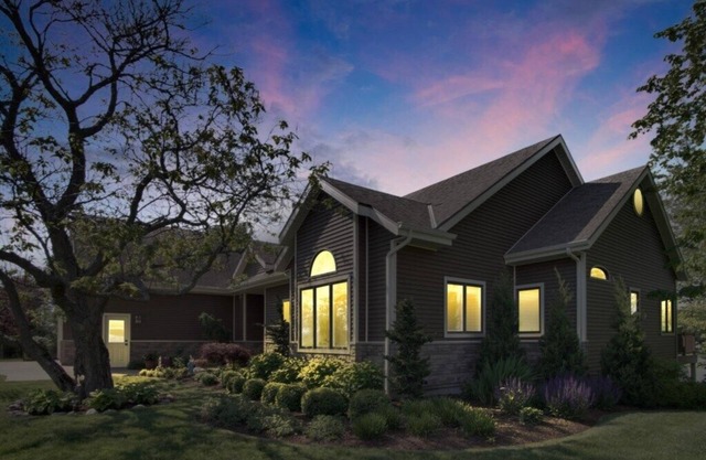 Stunning Lake House - 200' of Lakefront with Kayaks & Game Room