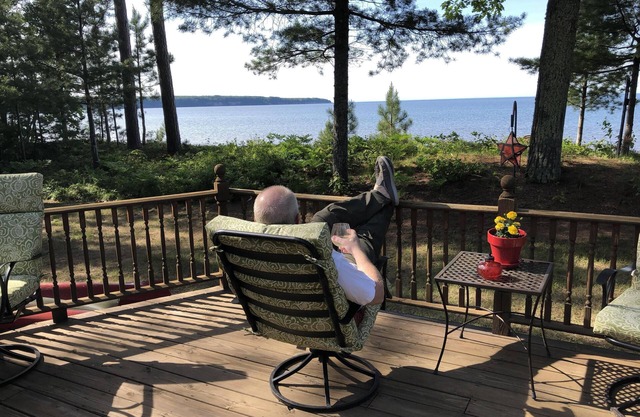 Una relajante casa de playa en el Lago Superior con vistas a los acantilados de piedra de arena de Big Bay