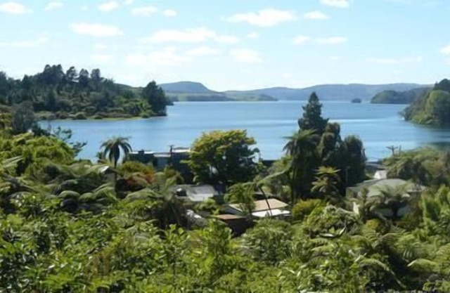 Impresionante vista al lago más en agua Boatshed