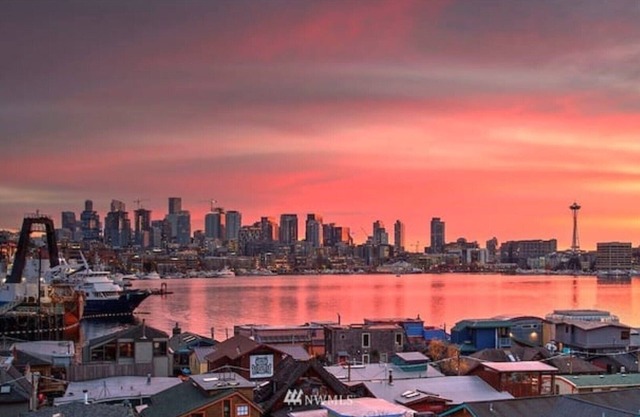 *Stunning Lake Views 3B2B w/ Space Needle view