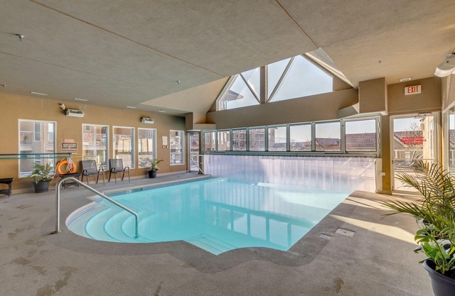 Stunning Lakefront Condo - 5 min walk to downtown Kelowna