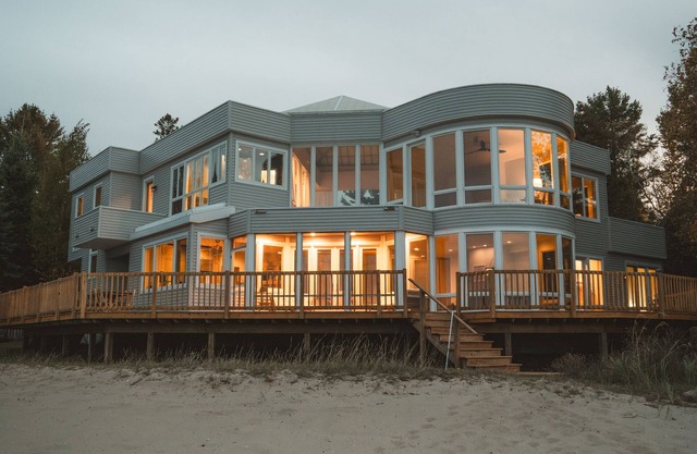 Stunning Lakefront Retreat with Private Beach, sleeps 12 people!