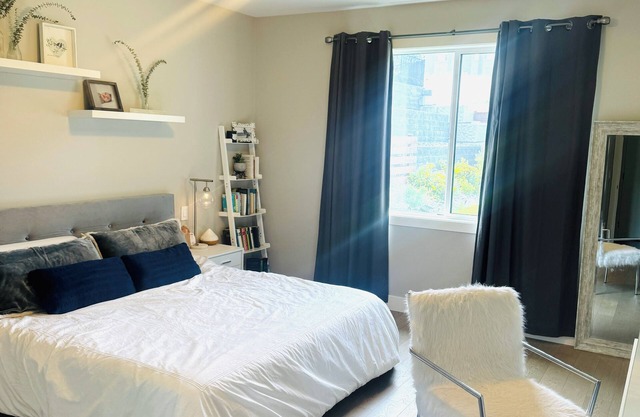 Stunning Lakeside 4 bedroom Haven, 2 mins to all Lake Country amenities!