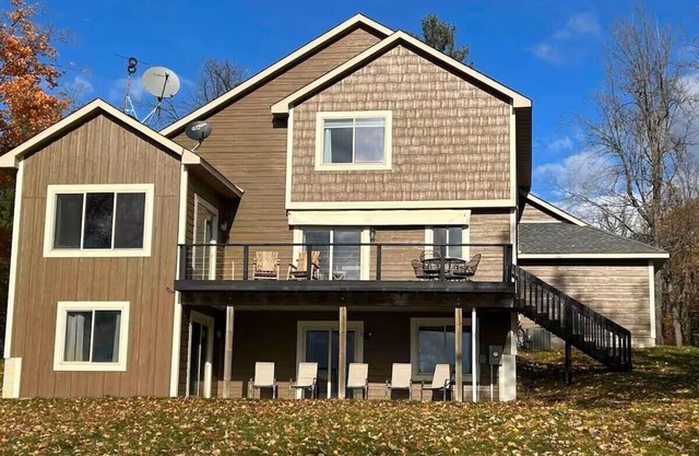 Stunning lakeside cabin-100 ft of private, stair-free shoreline-3,000 acre lake