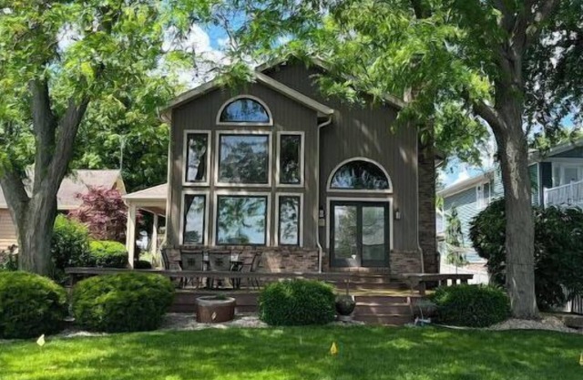 Stunning Lakeside Retreat!