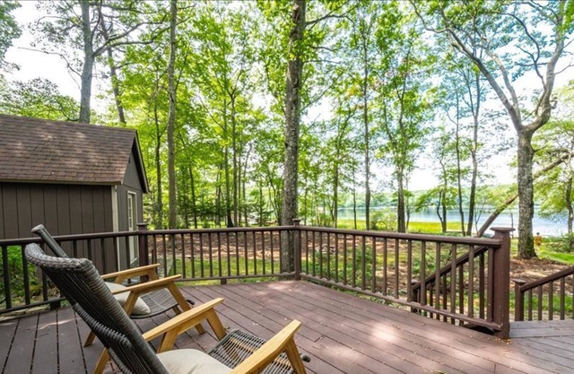 Stunning Lakeview Getaway