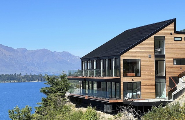 Stunning Lakeview QT Holiday House