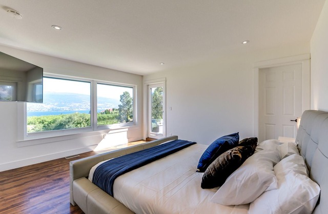 Stunning Lakeview Vineyard with Private Pool