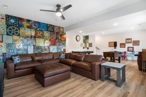 Stunning Lakeviews, Private Hot tub, Free SDC Tickets, Foosball, Arcade, Air Hockey!