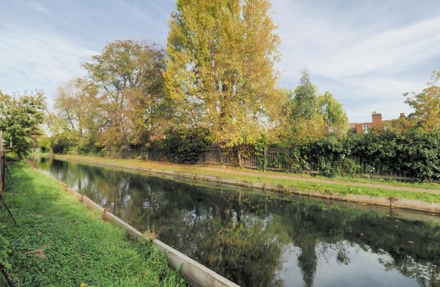 Stunning, large 1 bed riverside flat