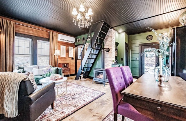 Stunning Library Tiny Home *Private Hot Tub*King Bed*Minutes to Lakes & Hiking
