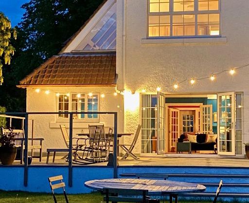 STUNNING LODGE MINUTES FROM THE SEA AND GOLF COURSE