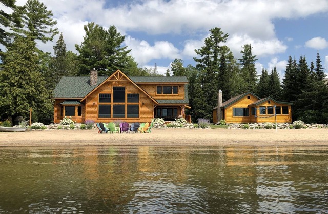 Nueva Log Home Plus Guest Cottage con Sandy Beach !!! ¡Vea también el listado # 1042700!