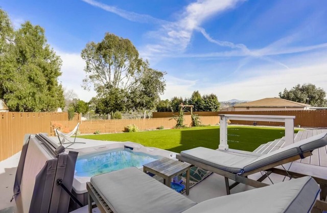 Stunning! Lrg Mdrn-Huge Backyard/Outdoor-Hot Tub