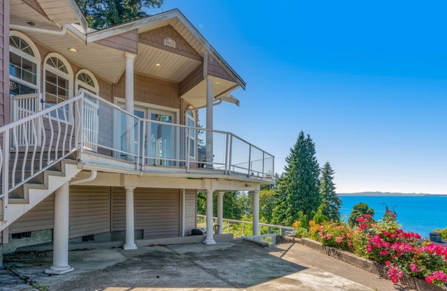 Stunning & luxurious dog-friendly water-view home with private beach access