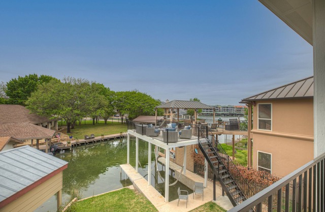 Stunning Luxury Lake Home with Waterfront & Fire Pit!