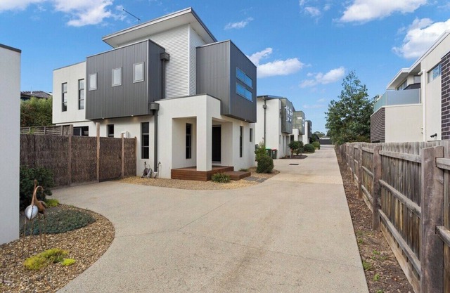 Stunning Luxury Townhome, Walk to Beach & Shops