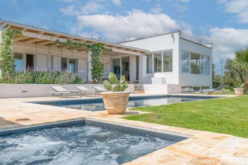Stunning luxury villa with trullo and sea view