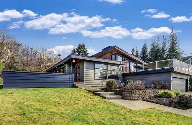 Casa moderna de mediados de siglo: hermosa con impresionantes vistas a la montaña y al agua