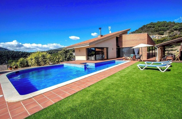 Impresionante villa moderna a media hora de BCN!