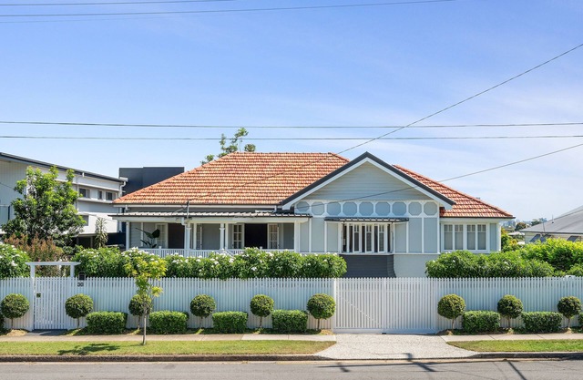 Stunning Modern 1920’s house 4 mins from Brisbane CBD with enchanting City views