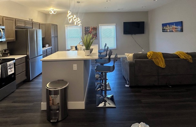 Stunning, Modern 2 Bedroom Retreat with King Bed