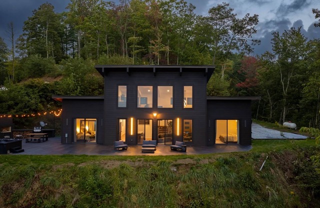 Stunning modern cabin with breathtaking views of Maggie valley
