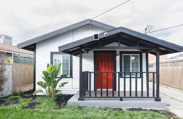 Stunning modern designed 2 bedroom home near Sofi Stadium,Kia forum& Intuit Dome