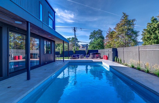Stunning Modern Farmhouse in Perfect Location (Business Licence No. 00114661)
